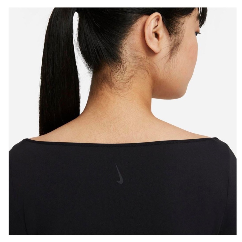Nike
Yoga Long-Sleeve Top 
size medium nwt new with tags stretch sheath fitted
